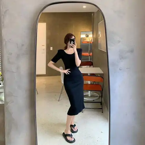 优雅女生穿搭越简约,轻熟系气质越浓厚,包身纯色长裙心动感满分