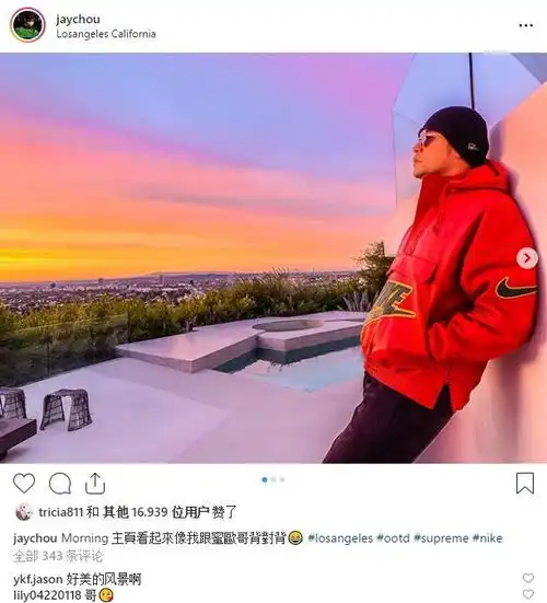 周杰伦晒街拍照,跟儿子密欧哥背对背耍帅,小小周完胜爸爸