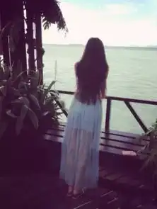 女人伤感黑白背影头像手