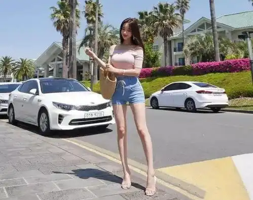 光彩耀人的牛仔裤小姐姐,给人成熟优雅的气质充满了时尚
