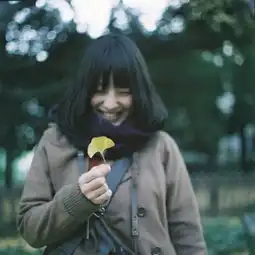 谁能帮我找到左边女生的头像,谢谢