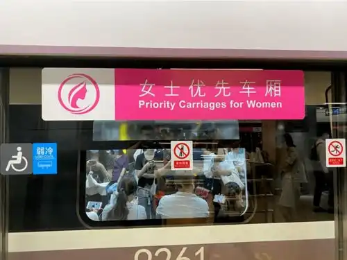 专栏2022年,部分坐地铁的深圳男子被嘲美丽的女士