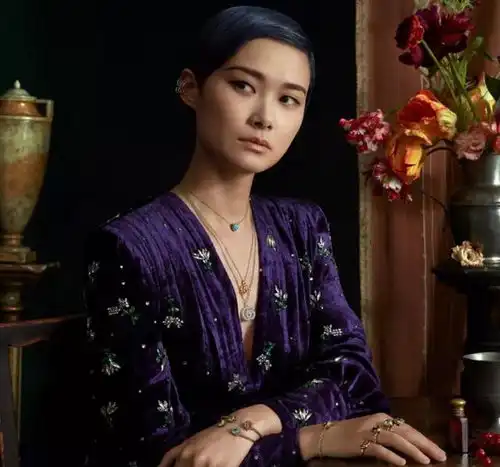 李宇春终于有女人味了,湿发穿分体泳衣拍大片,这身材谁顶得住