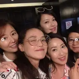 女星舒淇近照曝光,带闺蜜阔太喝下午茶,淡妆林心如鼻子首成亮点