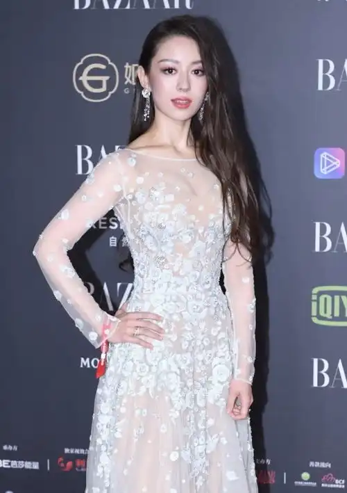 吉娜别再炫腰了,芭比身材好精致,不露腰却更有女人味