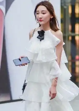 街拍穿衣打扮很成熟的美女,一双大长腿,让人目不转睛
