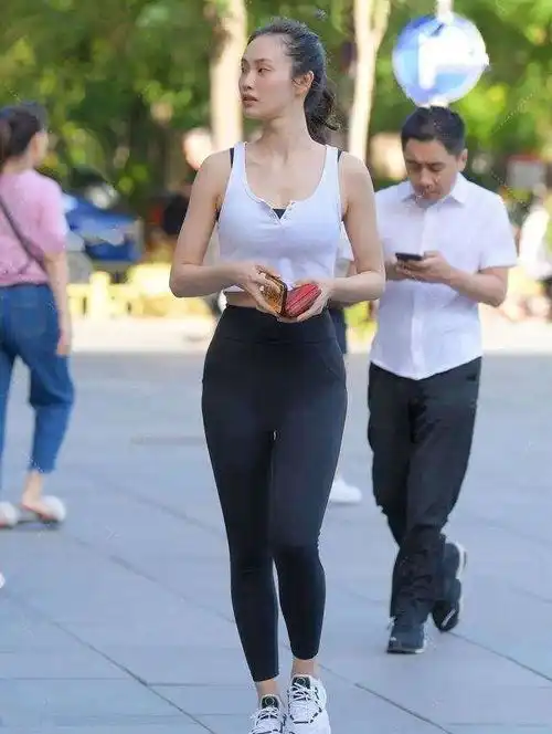 清凉穿搭的打底裤轻松穿出潮范,时尚气息扑面而来,仙气飘飘