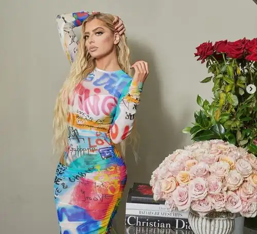 森林狼输球,贝弗利女友仍力挺身穿男友球衣,开豪车去太阳主场看球