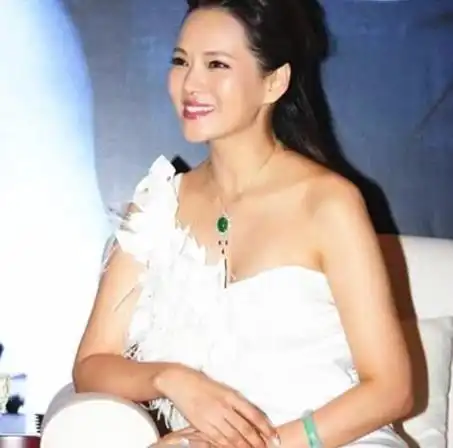 不老女神伊能静佩戴翡翠落落大方,还曾表示要送妈妈传世翡翠