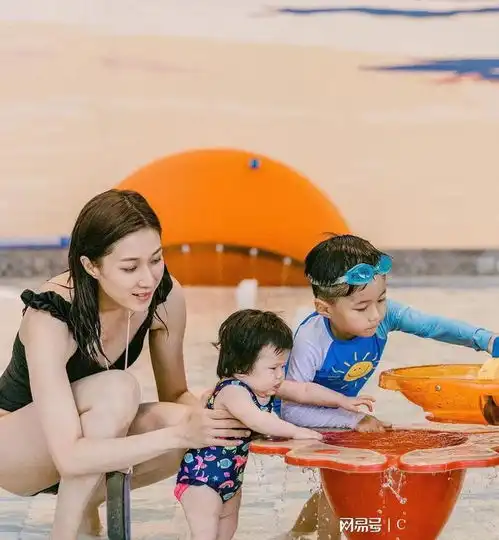 钟嘉欣带娃去海洋公园,生三娃身材依然纤细,母子四人玩耍超欢乐