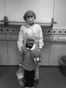 妈妈离家出走爸爸车祸去世6岁女孩被送进福利院