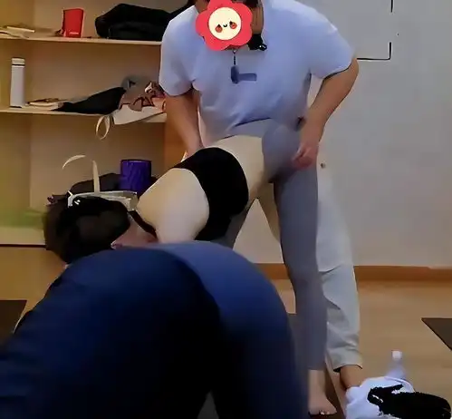 教练指导女学员练瑜伽,紧贴裆部疑起生理反应,丈夫怀疑被背叛