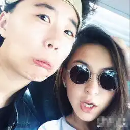 王菲之女窦靖童帅气出街与闺蜜亲密热聊