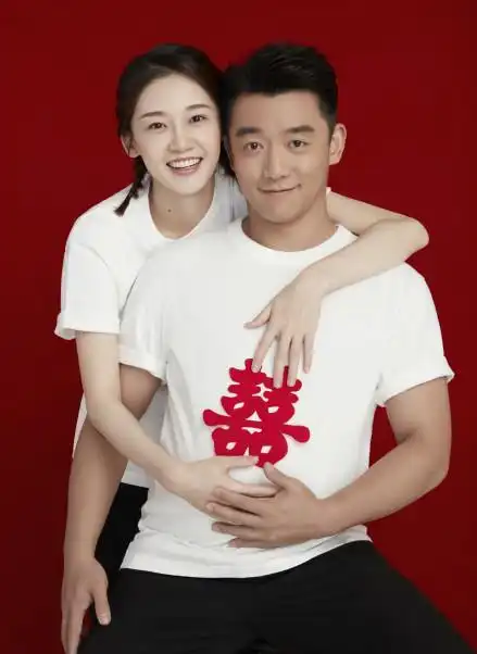 官宣结婚一步到位,郑恺苗苗腹部贴喜字含义深,此前曾被曝有孕