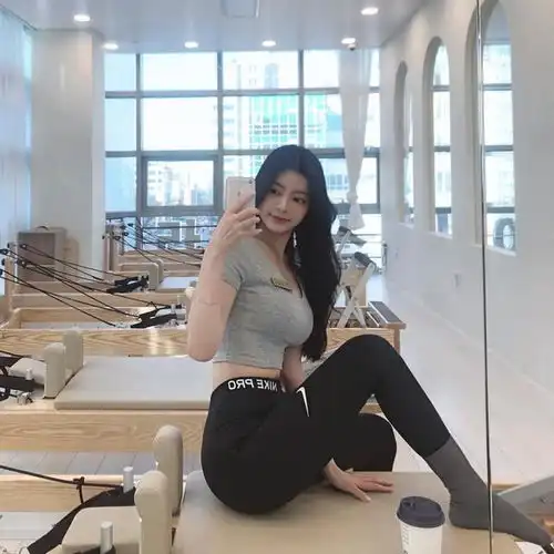 韩国普拉提教练,典型的九头身美女,与闺蜜合照气质出众