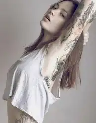 女中学生的性感私密纹身引人兴奋