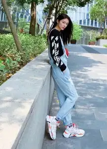 你是我的命中注定女二太美了,黑卫衣背带裤,少女感十足