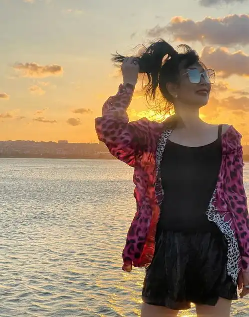 张馨予携妈妈土耳其度假,母女一同看落日,侧颜一模一样如姐妹花