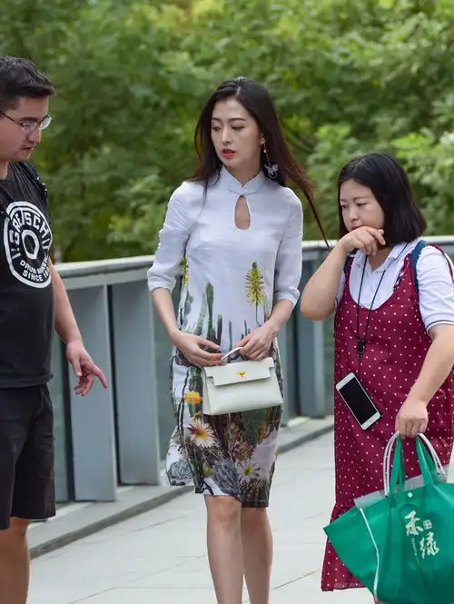 美女街拍辣妈身穿休闲旗袍,端庄美丽的气质被完美释放出来
