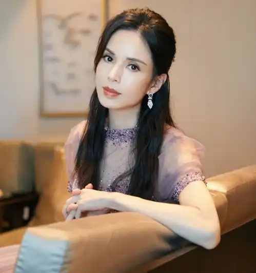 淡紫色薄纱裙,搭配苗条好身材,54岁李若彤穿出优雅女神气质美