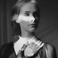 头像女生高冷黑白微信头像图片大全