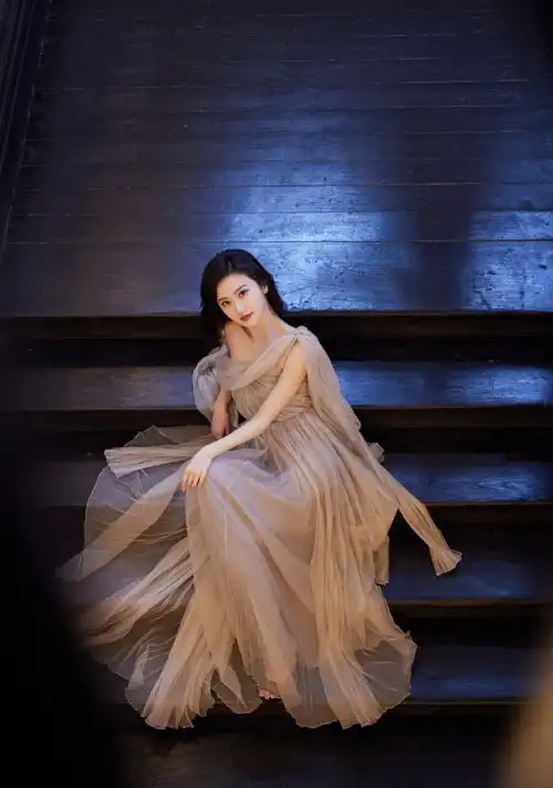 组图景甜穿粉色系带长纱裙仙气飘飘楼梯间扶栏拍照眼神坚定