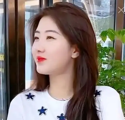 冻龄女神宋慧乔扎麻花辫少女感十足