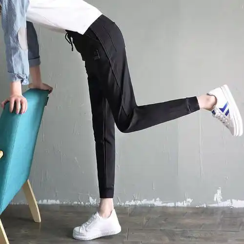 运动休闲风格的女生这个秋季少不了这十件时尚百搭裤子,很嘻哈风