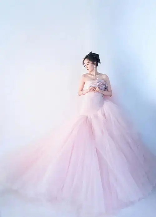 还真是按照官宣的动物图搭配衣服