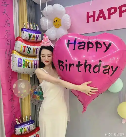 陈乔恩晒45岁生日照,与老公艾伦甜蜜亲吻,甜笑模样似18岁少女