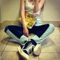 女生头像盘腿坐地上