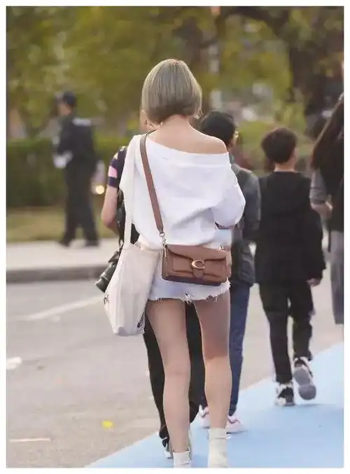 美女一袭简约的打底裤,才能造型美感进阶,白里透白