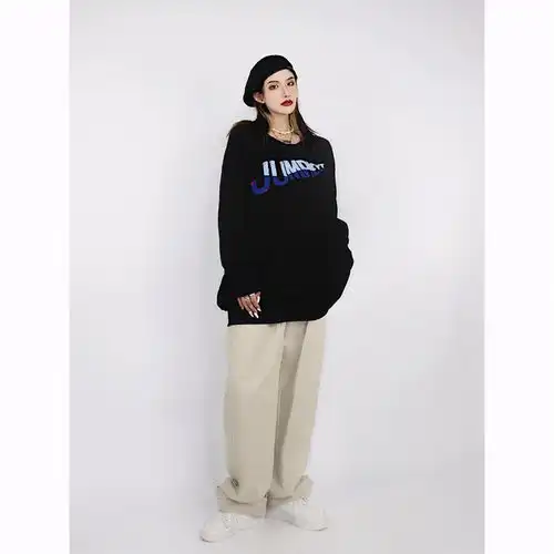 谁说女孩一定要仙气飘飘酷酷女孩也惹人爱,时髦卫衣穿搭怎能少