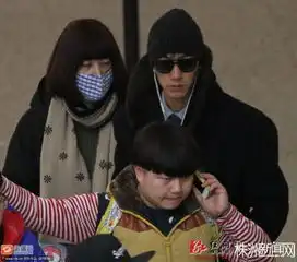 张亮穿黑大衣戴墨镜亮相甜蜜亲吻美妻羡煞旁人
