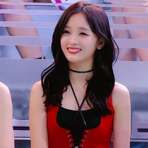 这牙没救了吴宣仪新照撞脸林妙可,发腮牙齿外露,嘴巴闭不上