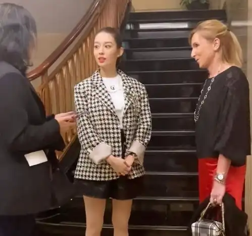吉娜捧6个月孕肚现身,一袭露肩长裙很美,孕妇也能穿出时尚感