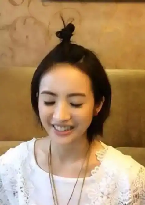 林依晨素颜略显憔悴,但皮肤确实很好,剪个学生头更加少女
