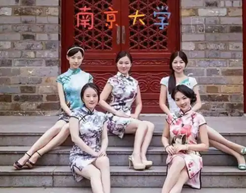 大学生旗袍毕业照走红,男生比女生妖艳