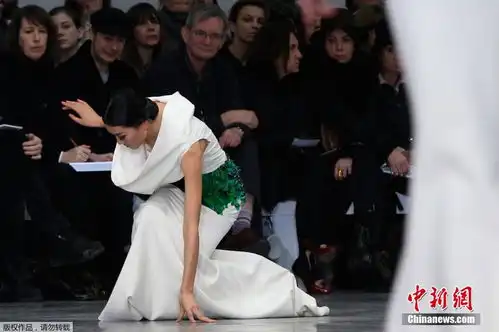 盘点模特走秀滑倒瞬间高冷女神秒变窘态少女