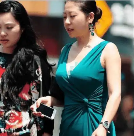 摄影美女小姐姐一起逛街,也不给姐妹留点面子