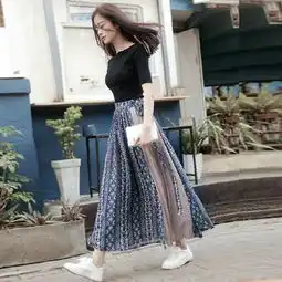 复古感十足的褶皱元素,宁静与优雅感凸显女人味