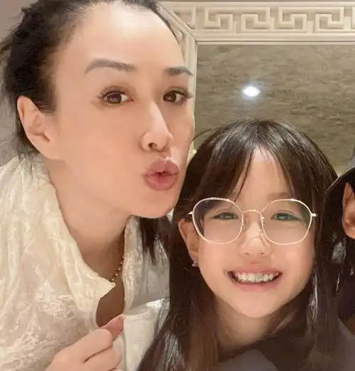 总算有个星二代完美遗传了好基因,11岁考拉颜值气质不输钟丽缇