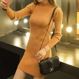 灰色羽绒服长款配黑色针织衫好看吗