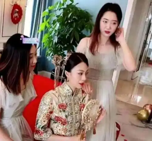 排球女神罕露面现身花海的她美艳不可方物,带伤复出又抱憾退役