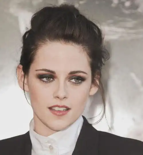 周慧敏还是适合清新风,化大浓妆太俗气,颠覆往日甜美女神形象