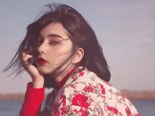 女孩侧脸头像竖屏壁纸欧