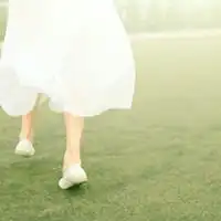 qq头像行走的脚,是女生