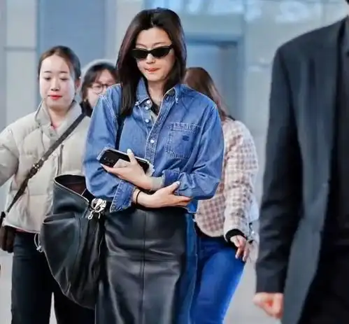 全智贤现上海机场牛仔衣墨镜长发好酷,与粉丝挥手打招呼好温柔