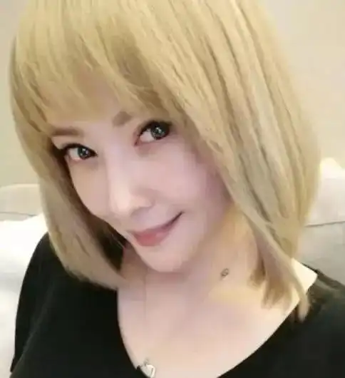女生狼尾头像金黄色