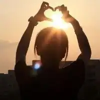 qq头像长发背影要阳光